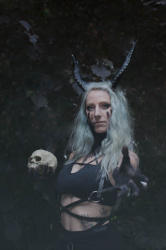 Shannon by Dewi Yera Thiel